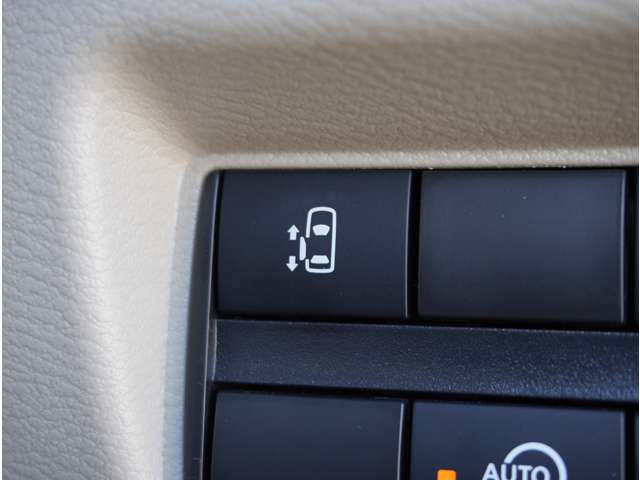 【電動スライドドア】ボタンを押すだけでスライドドアの開閉が可能。もちろんキーからの操作も可能。お子様を抱いている時・両手いっぱいの荷物を持ってる時など非常に役立ちます。