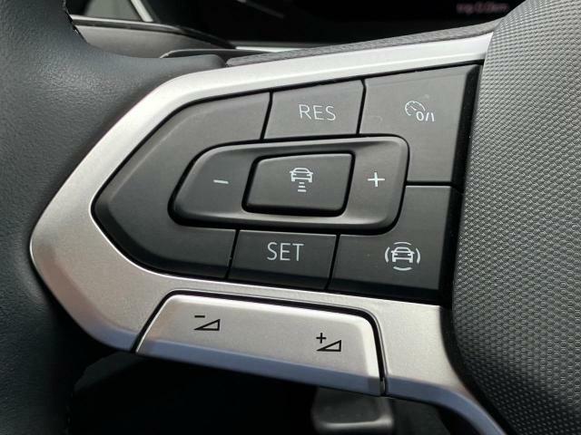 ステアリングに配置されたスイッチは、高速道路で活躍するアダプティブクルーズコントロール、選局やボリューム調整など、運転を妨げることなく操作することが可能です。
