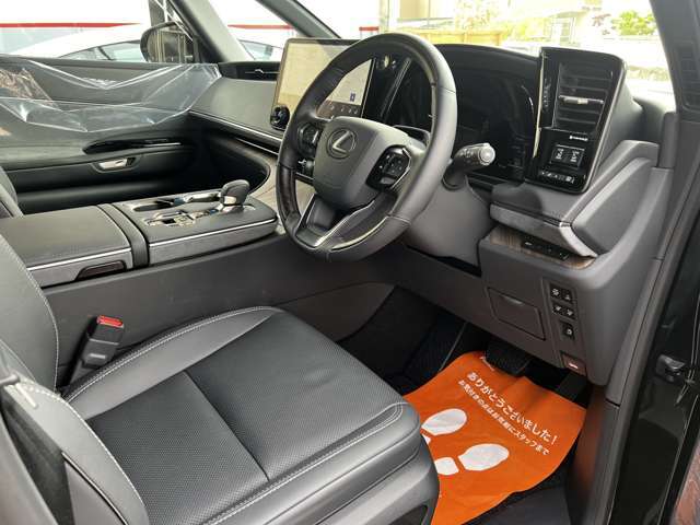 運転席側の写真です。座席側面やステップをご確認下さい。