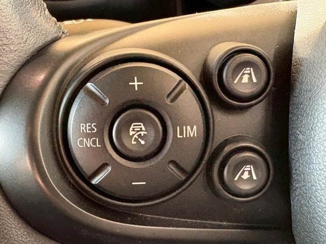 【アクティブ・　クルーズ・コントロール】が装備されております！希望速度を設定しておくと、車両は自動的にその速度を保ち、前方車両が近い場合、許容される範囲で前方車両の速度に自動的に調節！