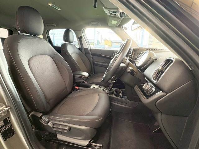 ブラックを基調とした、洗練されたインテリアは一見の価値あり。各種オプションも取り揃え「室内消臭」「室内クリーニング」も専門業者に委託できます。