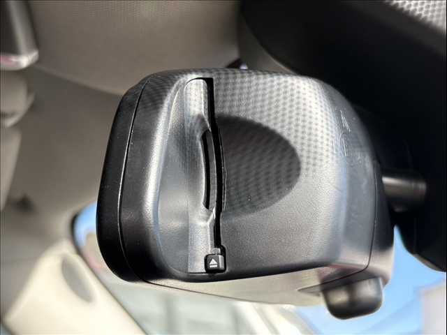 【ETC車載器】を装備しておりますので、ご納車直後からの遠距離ドライブも可能です。土日の利用料金の割引や、朝夕の通行料金を割引料金で高速道路をお楽しみいただけます。