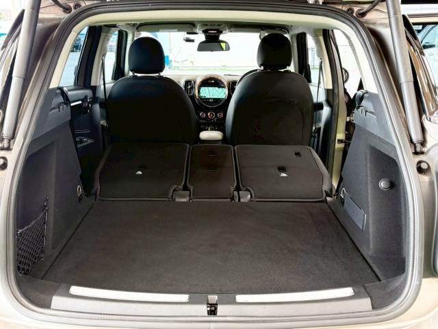 リアゲート内は広々使えます。シートアレンジ次第で遊び・通勤・送り迎え・買い物と自由が広がります！！