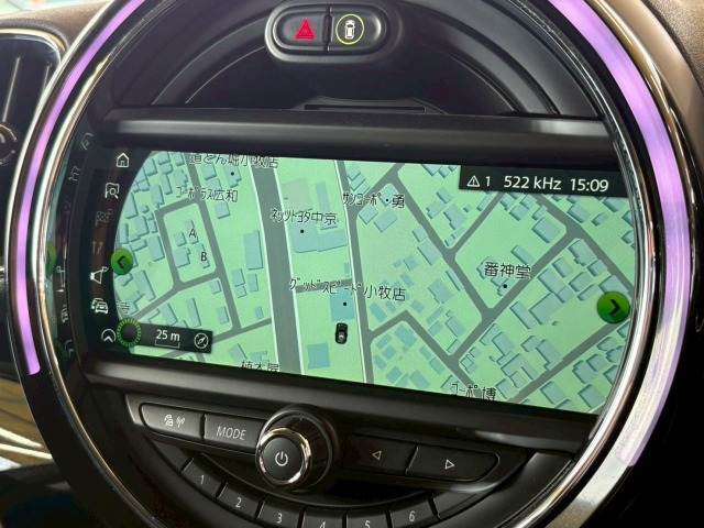 先進のBMW　タッチパッド付きi?driveとほぼ同性能のHDDナビゲーションになります。USBインターフェースやブルートゥースオーディオなど様々な先進機能をお楽しみいただけます。