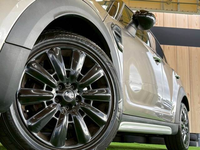 【純正アルミホイール】を装備しております。バランスのとれたアルミホイールは高速走行も安定性が高くなっております。