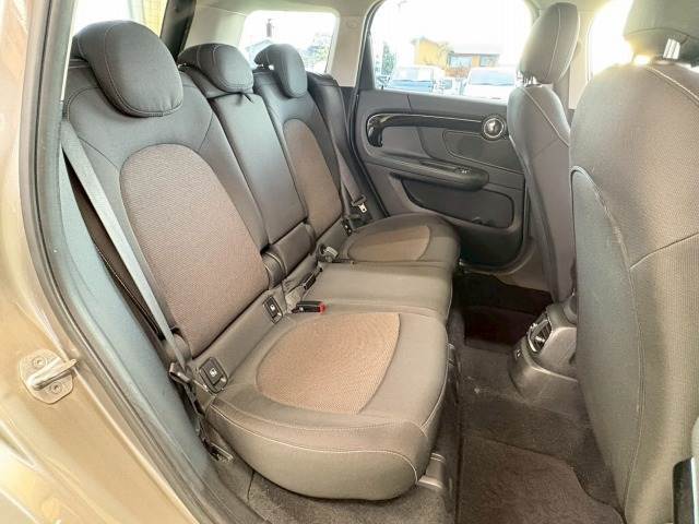 セカンドシートは大人二人が乗っても十分なスペースがしっかりと確保されております。前のオーナーがしっかりと管理されているお車で綺麗な状態がキープされております。