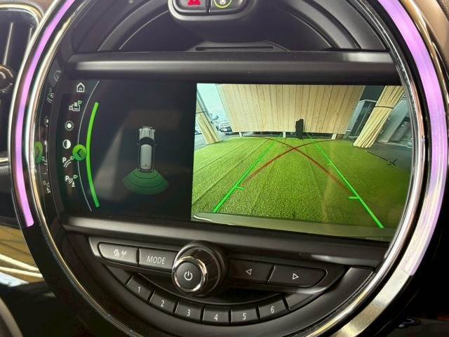 【バックカメラ】装備。後方確認に役立ち、楽々駐車やバックをしていただけます。