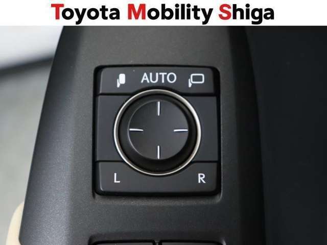 駐車時に便利なスマ-トキ-連動オ-ト格納式ドアミラーを装備しています。施錠すると自動的にドアミラーを格納する便利な機能です！