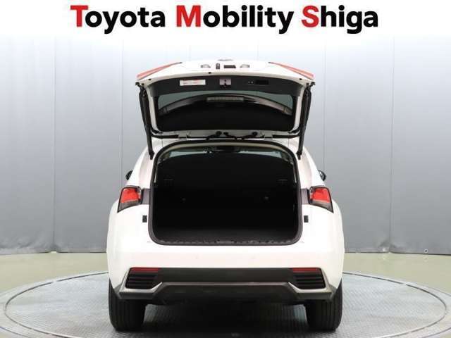 荷室スペ-スも十分な広さがあります。リヤシ-トを倒すと更に荷室スペ-スが広がります。