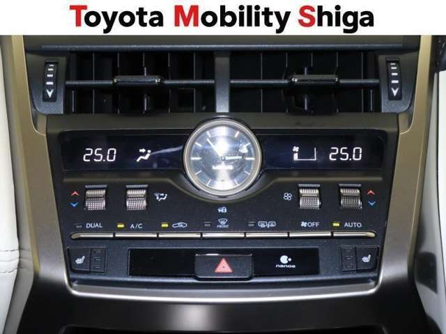 左右独立で温度調節ができるオートエアコンを装着しておりますのでドライブも快適に楽しめます！