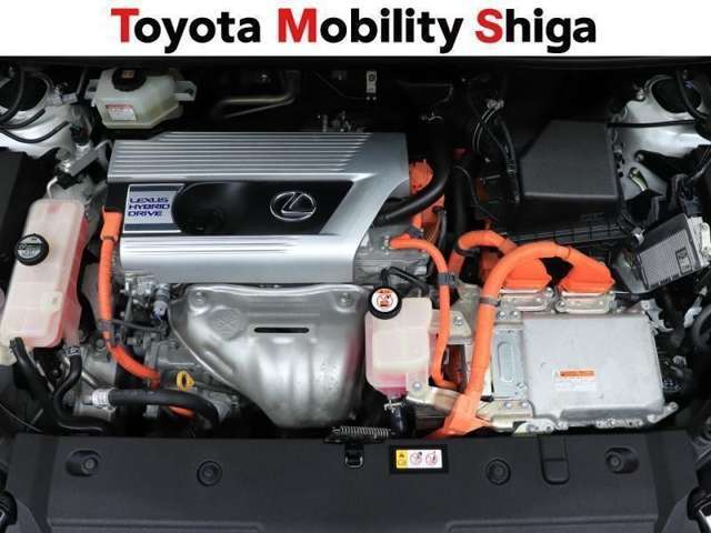 エンジンル-ムも綺麗に洗浄しております。ご納車時にはハイブリッドシステムに精通したメカニックがしっかり整備を行なった上でご納車致します。