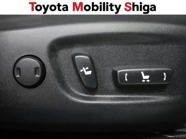 ドライビングポジションの調節に便利なパワ-シ-トを装備しています。