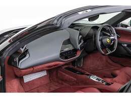 ツートーンボディペイント・アルミニウムブレーキキャリパー・グロスカーボンラテラルエンジンエアインテーク