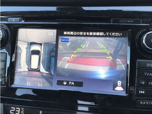 バックカメラの映像と合わせてアラウンドビューモニターで上から見下ろしたように車周辺の確認ができます。