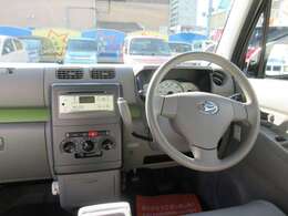 インパネ回りはすっきりとシンプルで扱いやすく、視界が広いので、運転もしやすいかと思いますね♪