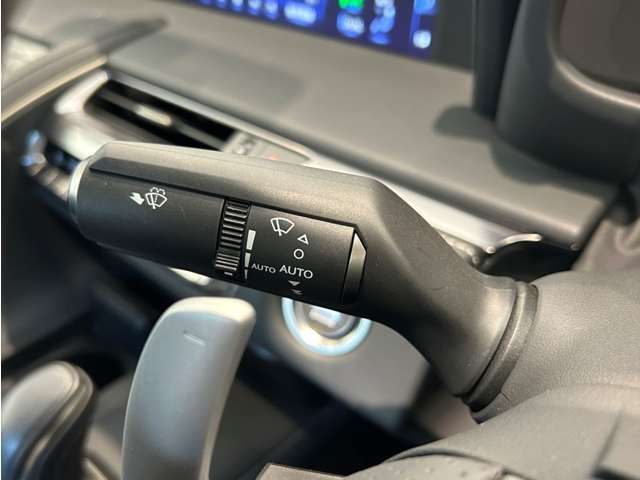 【運転席操作部】『運転席周辺の装備』の画像になります。快適なドライブを楽しむための機能が装備されています！運転席から触れるので使いやすいです！