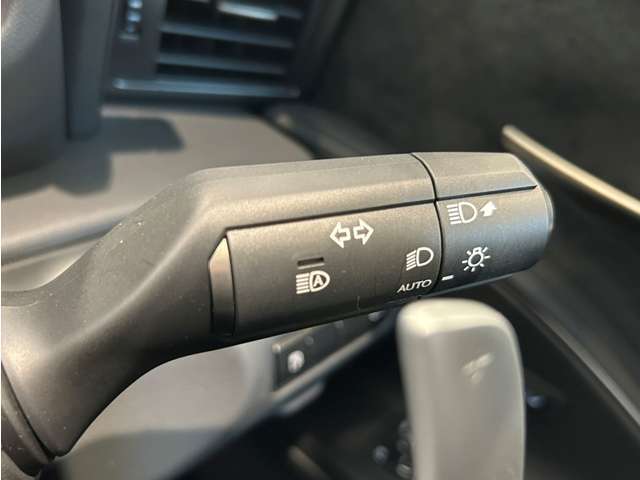 【運転席操作部】『運転席周辺の装備』の画像になります。快適なドライブを楽しむための機能が装備されています！運転席から触れるので使いやすいです！