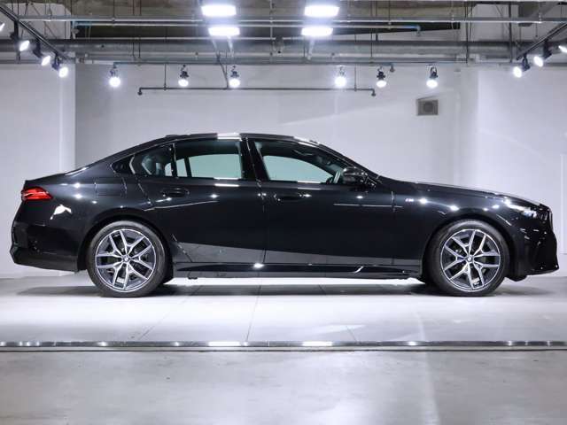 BMW認定中古車は360°チェックリストに従い徹底的にチェック。エンジンやトランスミッション、電気系統やコンピュータ・システムなどを詳細に点検。交換基準に達した部品は整備した後にご納車いたします。