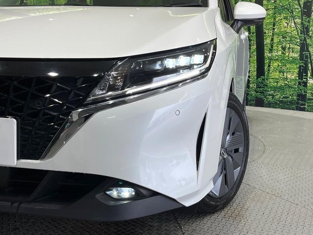 【LEDヘッドライト】悪天候や夜間走行時も良好な視界を確保し安心して運転できる高輝度LEDヘッドライトを装備！点灯速度が早く、消費電力も抑えられています。
