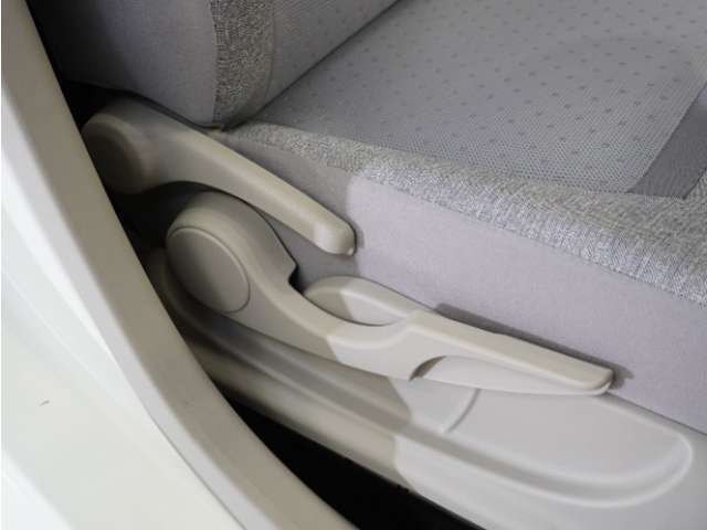 【ハイトアジャスター】レバーの上下操作だけで、座面を運転しやすい高さへ簡単に調節できます。