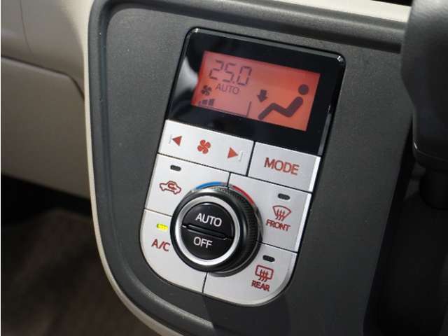 【オートエアコン】温度を設定すれば自動で快適な車内温度を保ちます。エアコン内部の高性能脱臭フィルターで車内のアレルゲンや花粉を除去。