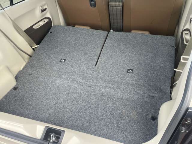 後部座席倒すと広々スペースに