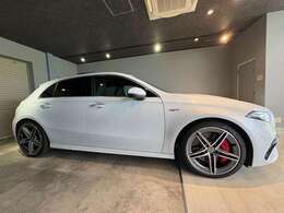 【Hangarage】は、行きつけの場所、たまり場、ガレージ、車庫、修理工場を意味し、大手ではできない顧客一人一人にあったサービスを提供し、顧客とともに愉しめる空間をつくっていきたいと考えております。