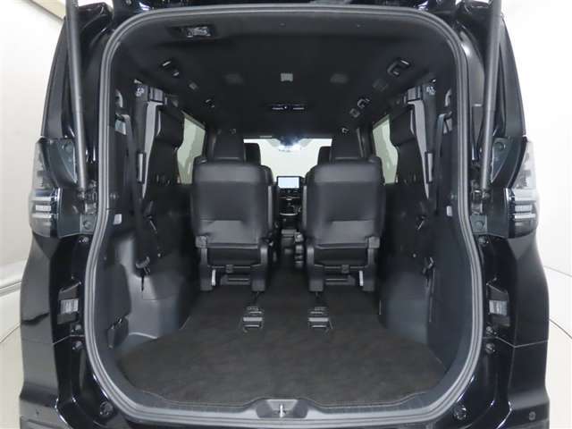 大きな開口幅で荷物を出し入れしやすいのが魅力のラゲージスペースです！リヤシートのシートバックの工夫で、更に積載容量が広くなり、よりたくさんの荷物の収納・長尺の荷物の収納が可能になります♪