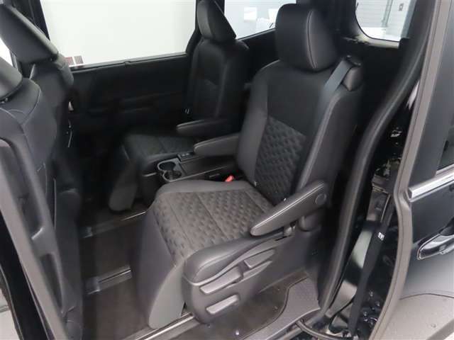 後席は、膝元に十分なスペースを確保！さらにフラットな後席フロアによって足元空間も広々として、ゆとりがあります！室内も専門のスタッフによる清掃済みでキレイです♪是非一度ご覧ください！