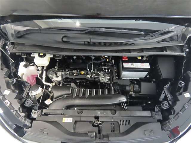 車にとって、とても大切な部分のエンジンルーム。綺麗に清掃済みで安心です。