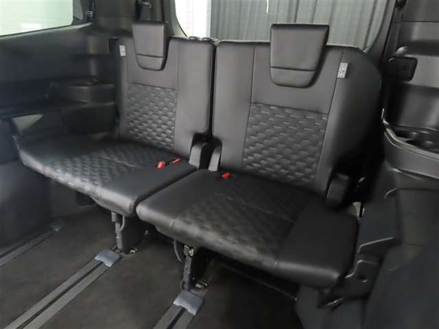 便利な5：5分割可倒式シートです。収納と乗車人数のバランスに優れています♪荷物の大きさに応じたラゲージスペースをフレキシブルに作り出せるので、シーンに応じた使い方ができます♪