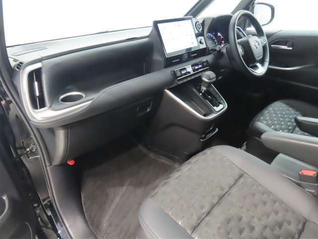 収納も便利で使いやすい。小物や大切な物をやさしく収納。カップホルダーの位置も使いやすいです♪