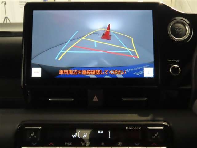 後方の見える安心をお届けするバックガイドモニター付：バックするときのアシストラインもあって楽々バック！車庫入れや縦列駐車をサポートし、苦手な駐車も安心です！今やもう手放せない装備ですネ♪
