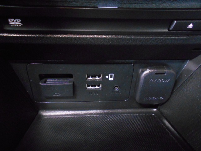 便利な充電用USBジャックも付いています☆