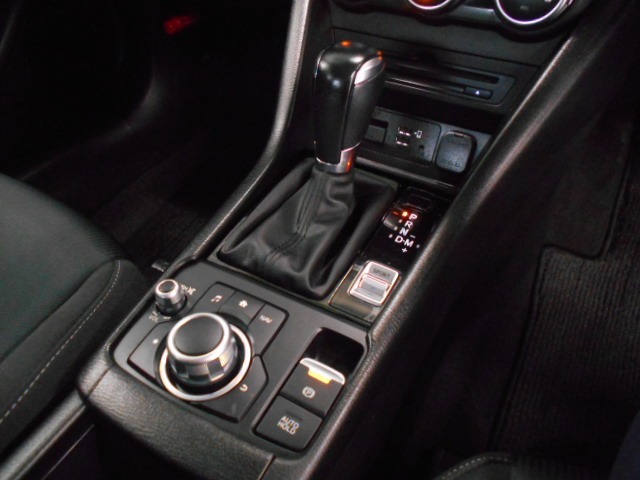 扱いやすい位置に配置されたフロアオートマチックです☆パーキングブレーキはスイッチを引くだけで作動します♪