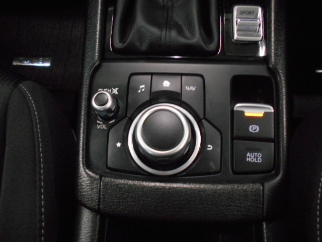 スイッチを引くだけで、パーキングブレーキが作動します♪