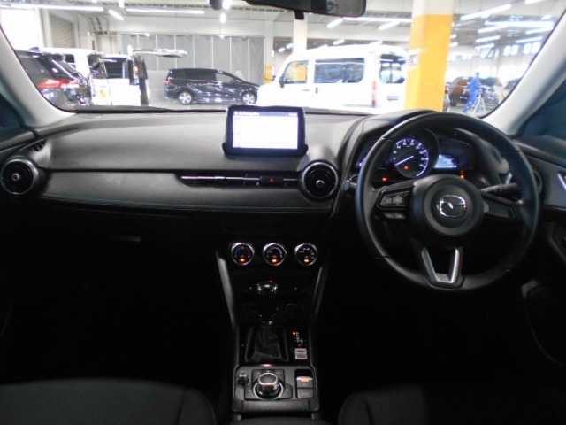 ドライバーを包み込むように、ディスプレーやスイッチ、コンソールを配置。座った瞬間から運転への期待が！空間そのものの心地よさにこだわっています。