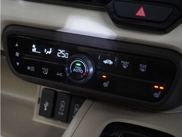 【オートエアコン】温度を設定すれば自動で快適な車内温度を保ちます。エアコン内部の高性能脱臭フィルターで車内のアレルゲンや花粉を除去。
