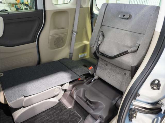 【チップアップ＆ダイブダウンシート】はね上げれば高さのある荷物、倒せば長い荷物も収まります。はね上げて、倒して変化するシートで使いやすさをアレンジ。