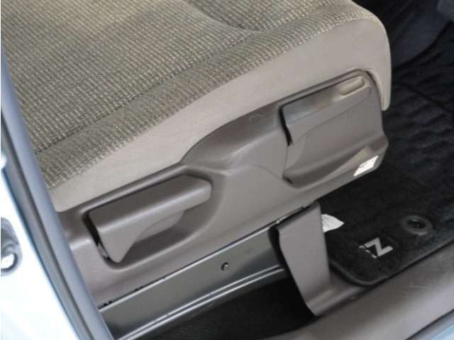 【ハイトアジャスター】レバーの上下操作だけで、座面を運転しやすい高さへ簡単に調節できます。