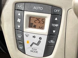【オートエアコン】一度お好みの温度に設定すれば、車内の温度を検知し風量や温度を自動で調整。暑い…寒い…と何度もスイッチ操作をする必要はありません。快適な車内空間には必須の機能ですね♪