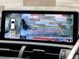 【純正10.3インチナビ】FM・AMラジオやブルートゥース接続など多彩な機能を併せ持っており、インパネ周りがすっきりしてますね！追加オプションでナビ機能やフルセグTV、DVD再生なども可能です。