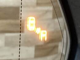 【ブラインドスポットモニター（BSM）】車線変更時に車両後方から来る車両を検知し安全をサポートする装置です。