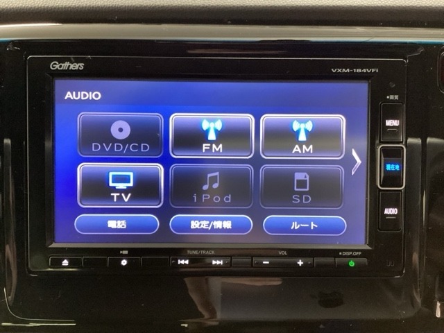 メモリーナビにフルセグTV機能あり。　ドライブや旅行に欠かせない装備です。