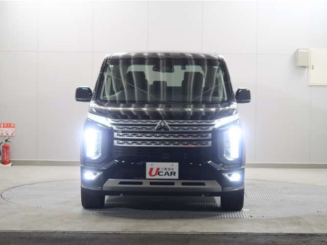 【マルチLEDヘッドライト＆フォグランプ】悪天候や夜間の走行も視界良好で安心してお乗りいただけます。