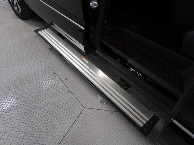 助手席ドア/助手席側スライドドアと連動し自動で展開・収納する電動サイドステップ（LEDステップ照明付）を新たに標準装備