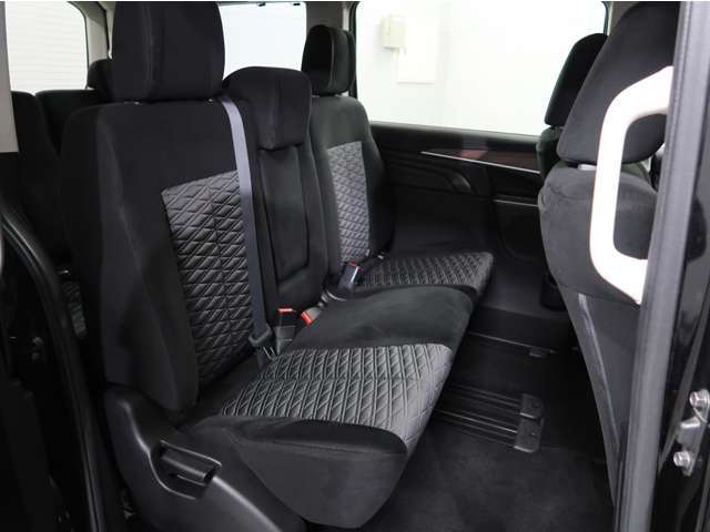 後部座席はリクライニング機能と前後スライド機能がついているので、快適なドライブをサポートしてくれます。