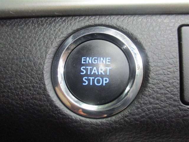 スマートキーを携帯していれば、　ドアハンドルに軽く触れるだけで開錠可能です。また、エンジンもブレーキを踏みながらスイッチを押すだけで始動できますよ