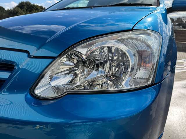 こちらのお車のヘッドライト、大変きれいです。紫外線劣化も少なく、屋根下での保管かと思います