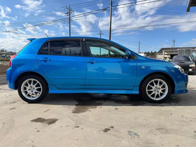 カタログカラーであるブルーメタリック。発色もよく、ヘッドライトがキレイで状態の良い1台です。もちろん2ZZエンジン、ミッションともに快調そのもの。2ZZエンジンはレッドゾーンまでしっかりとしたトルク感です